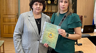 Многодетная молодая мама получила Свидетельство на социальную выплату